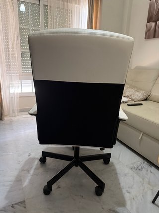 Silla de escritorio blanca y negra