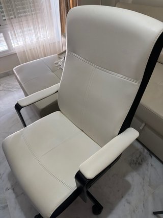 Silla de escritorio blanca y negra