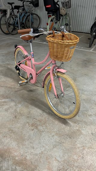 Bicicleta rosa niña con cesta