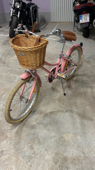 Bicicleta rosa niña con cesta