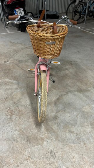 Bicicleta rosa niña con cesta