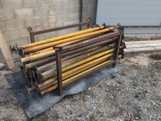 50 Puntales de Obra Usados y jaula de transporte