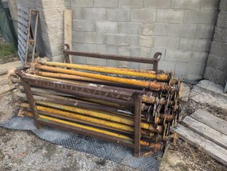 50 Puntales de Obra Usados y jaula de transporte