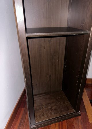 Scaffale in legno con ripiano