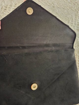 Bolso de mano negro con cadena dorada