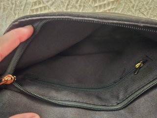 Bolso de mano negro con cadena dorada