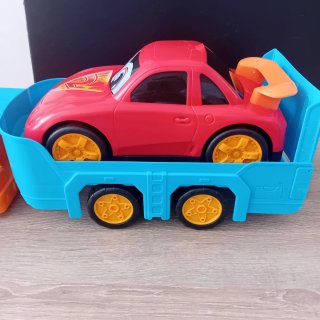 Camión grúa con coche de juguete