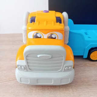 Camión grúa con coche de juguete