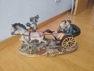 Pareja ancianos en carruaje Capodimonte