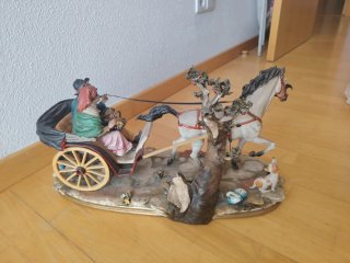 Pareja ancianos en carruaje Capodimonte