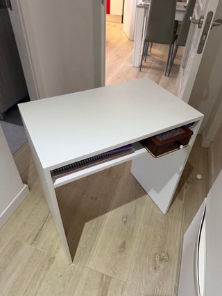 Escritorio blanco y madera