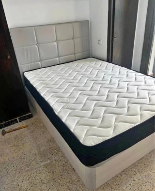 Canapé de madera con colchones viscoelastica