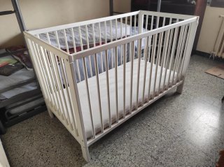 Cuna blanca para bebé.