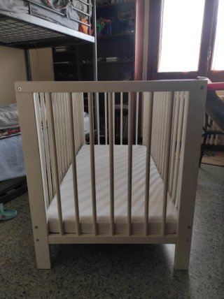 Cuna blanca para bebé.
