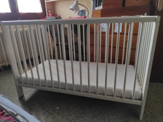 Cuna blanca para bebé.