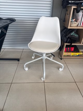 Silla de escritorio blanca y beige