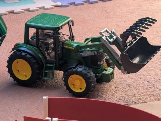 Plaza de toros, tractor y camión toros