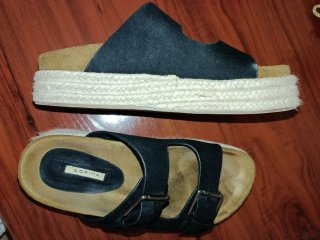Sandalias negras marca CORINA con hebillas