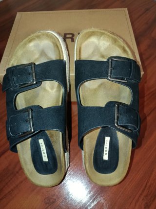 Sandalias negras marca CORINA con hebillas