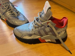 Zapatillas Adidas grises y rojas.