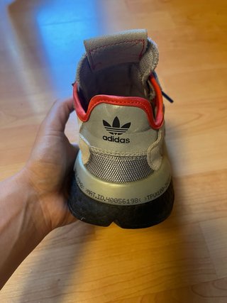 Zapatillas Adidas grises y rojas.