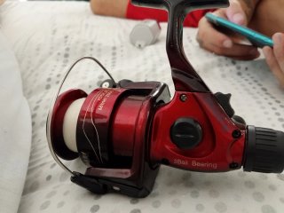 Carrete de pesca rojo