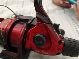 Carrete de pesca rojo