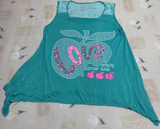 Camiseta sin mangas con estampado de manzana.