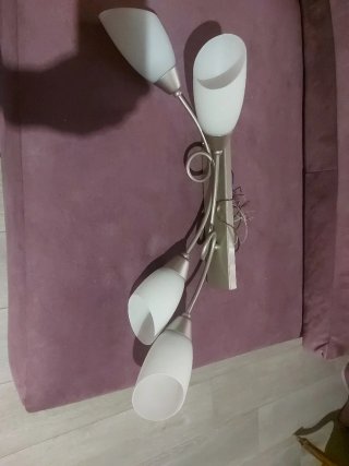 Lámpara de techo plateada y blanca