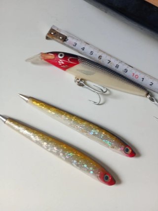 Señuelo de pesca y 2 bolígrafos