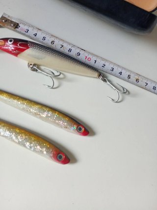 Señuelo de pesca y 2 bolígrafos