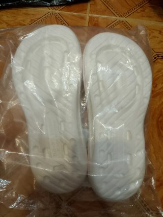 Chanclas verano blancas con detalles rosas