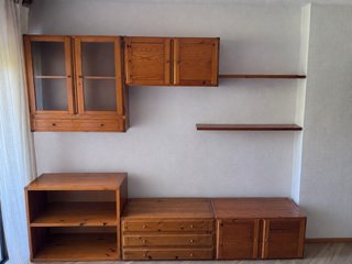 Mueble de salón y TV de madera de pino.
