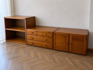 Mueble de salón y TV de madera de pino.