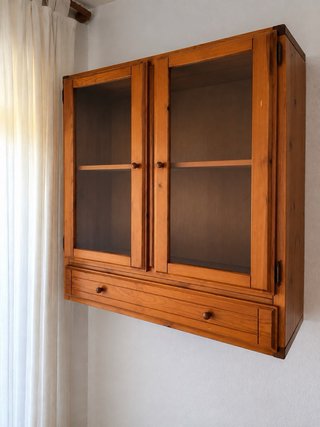 Mueble de salón y TV de madera de pino.