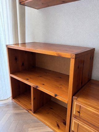 Mueble de salón y TV de madera de pino.