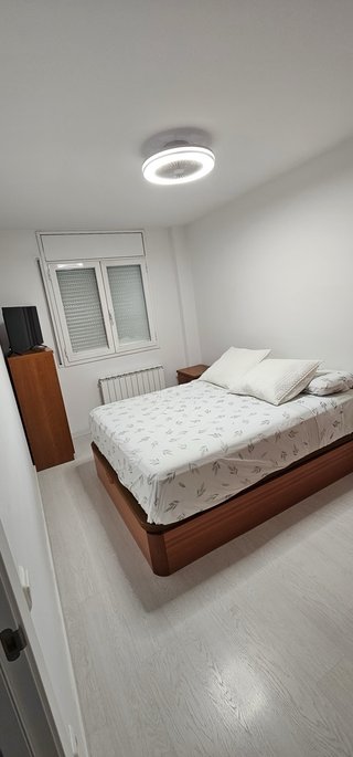 Habitacion de matrimonio con armario y cama canape