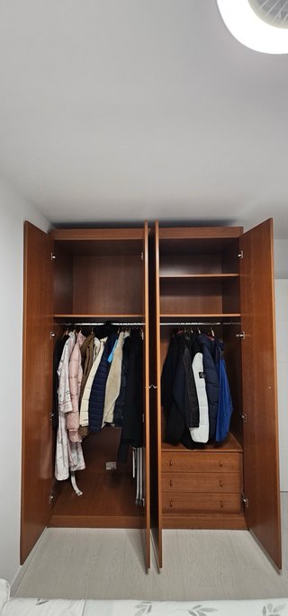 Habitacion de matrimonio con armario y cama canape
