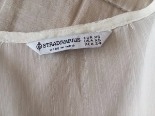Blusa Stradivarius blanca volantes