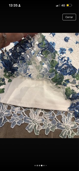 Falda midi floral encaje blanco y azul