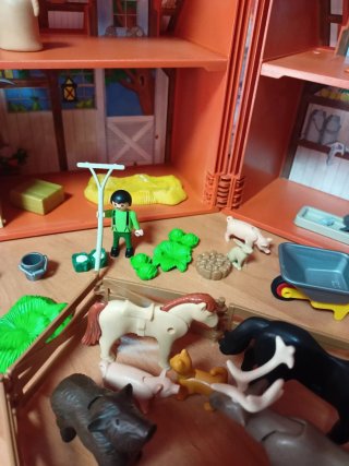 Granja Playmobil con animales y figura