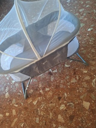 Cuna de bebé con mosquitera