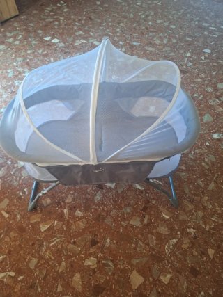 Cuna de bebé con mosquitera