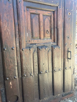 Puerta antigua de casa de pueblo