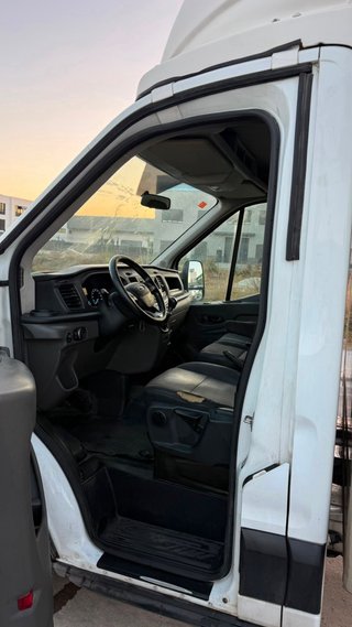 Camión ford transit caja cerrada.