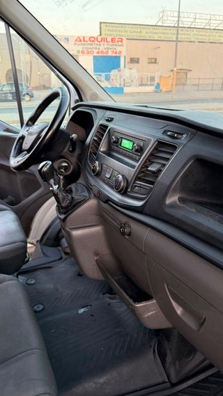 Camión ford transit caja cerrada.
