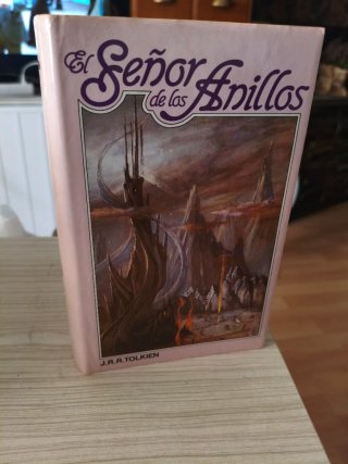 "El Señor de los Anillos" por J.R.R. Tolkien