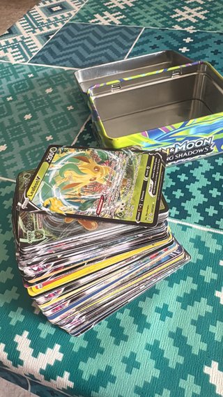 Cartas Pokémon V - Caja Metálica