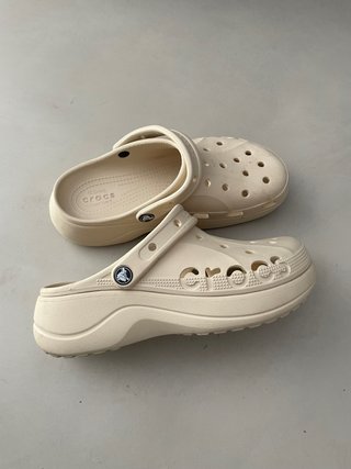 Crocs Beige Talla 39 Con muy pocos usos.