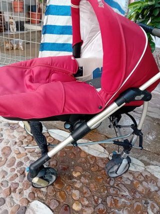 Carrito de bebé rojo